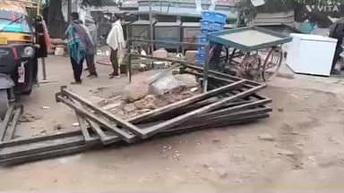 गड़हनी: गड़हनी नगर पंचायत में वेडिंग जोन बनाने के लिए बेरिकेडिंग कार्य शुरू हुआ