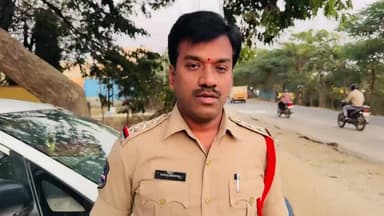 తూప్రాన్: తూప్రాన్ రోడ్డు భద్రత వారోత్సవాల సందర్భంగా వాహనాలతానికి చేపట్టిన సీఐ రంగా కృష్ణ