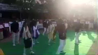 அவிநாசி: பெருமாநல்லூர் நால் ரோட்டில் மாவட்ட காவல்துறை சார்பில் பொதுமக்களுக்கு போக்குவரத்து குறித்த விழிப்புணர்வு ஏற்படுத்தப்பட்டது