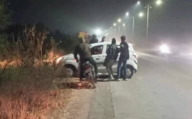 सीहोर: सैकड़ा खेड़ी रोड पर सड़क हादसा, कार दुर्घटनाग्रस्त, मौके पर जुटी भीड़