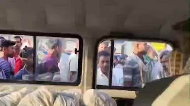 ಬೈಲಹೊಂಗಲ: ಸಕ್ಕರೆ ಕಾರ್ಖಾನೆಯಲ್ಲಿ ಬಾಯ್ಲರ್ ಸ್ಪೋಟದಲ್ಲಿ 7 ಜನ ಕಾರ್ಮಿಕರ ಸಾವು ವಿಚಾರ ಬೈಲಹೊಂಗಲ ಪಟ್ಟಣದಲ್ಲಿ ಮಂಜುನಾಥ ಶವವಿಟ್ಟು ಪ್ರತಿಭಟನೆ