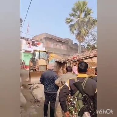 गिरियक: गिरीयक प्रखंड के खानपुरा गांव में अतिक्रमण पर प्रशासन का बुलडोजर, 15-16 झोपड़ियां हटाई गईं