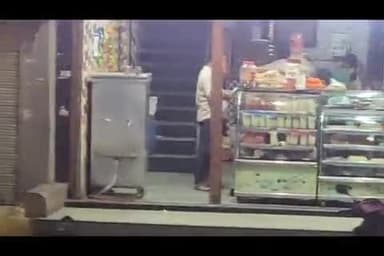 रामटेक: गांधी चौक रामटेक येथील जामनगरवाला मिष्ठान्न भंडार येथे एका ग्राहकाचा मोबाईल उडविला