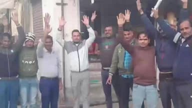 बुहाना: सिंघाना में टूटी नाली को लेकर व्यापारियों ने किया प्रदर्शन, प्रशासन से जल्द मरम्मत की मांग