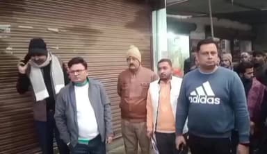 डुमरियागंज: डिप्टी सीएमओ की अगुवाई में कस्बा उसका बाजार में पैथोलॉजी और क्लीनिक की हुई जांच, पैथोलॉजी सील, डॉक्टर को नोटिस दी गई