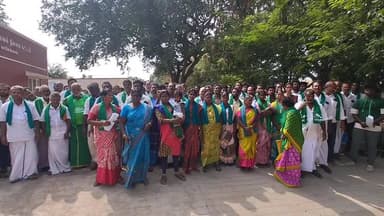 காரியமங்கலம்: காரிமங்கலம் காவல் நிலையத்தை முற்றுகையிட்ட பணை தொழிலாளர்களை தரதரவென இழுத்து சென்ற போலீசார்