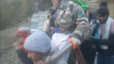 कपकोट: सड़क के अभाव के कारण बदियाकोट पटाक तोक के बीमार वृद्ध को पालकी में बैठाकर मीलों पैदल चलकर पहुंचाया अस्पताल #jansamasya