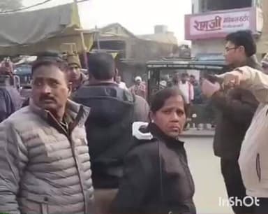 टांडा: बसखारी बाजार में अतिक्रमण हटाओ अभियान चला, एसडीएम और ईओ ने पुलिस बल के साथ मिलकर अवैध कब्जे हटवाए