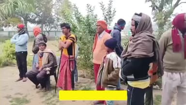 लश्करीपुर पंचायत कटेया कड़ाके की ठंड को लेकर गरीबो के बीच कम्बल वितरण करते वरिष्ठ जदयू नेता सैयद अफ़ज़ल अब्बास