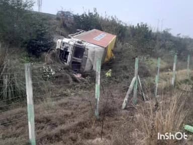 टांडा: अंबेडकरनगर में पूर्वांचल एक्सप्रेस वे पर घने कोहरे के कारण पलटा ट्रक, ड्राइवर सुरक्षित