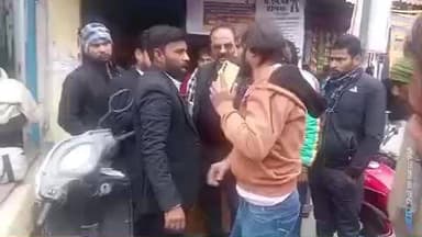 बरेली: बरेली कचहरी फर्जी लोन कराने आए युवक को वकीलों ने पकड़ा