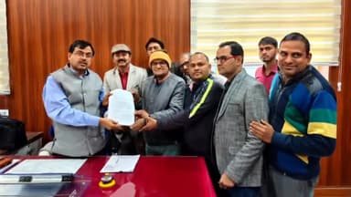 लालसोट: दवा व्यापारियों ने औषधि लाइसेंस की नई शर्तों पर पुनर्विचार की मांग को लेकर लालसोट उपखंड अधिकारी को सौंपा ज्ञापन