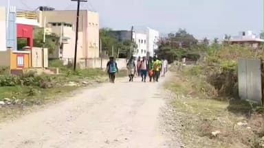 பழனி: சிவகிரி பட்டியில் பாதயாத்திரை பக்தர்களுக்காக துடைப்பத்துடன் களம் இறங்கிய தவெகவினர்