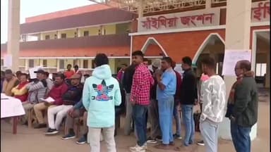 সাঁইথিয়া: সাঁইথিয়া রেল ব্রিজ দ্রুত সম্প্রসারণের দাবিতে বিক্ষোভ ও গণ ডেপুটেশন