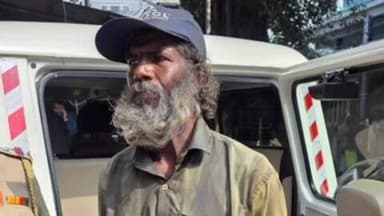 வேலூர்: வேலூர் மாவட்டத்தில் ஆதரவு இன்றி மனநலம் பாதித்து சுற்றித்திரிந்த நபரை மீட்டு அவரது குடும்பத்தாரிடம் ஒப்படைத்த வேலூர் மாவட்ட காவல்துறையினர்