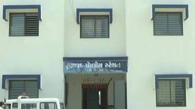 હળવદ: હળવદના વેગડવાવ નજીક રખડતા ઢોર સાથે બાઈક અથડાતા યુવાનનું મૃત્યુ