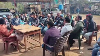 सरैयाहाट: सुरक्षा व्यवस्था को लेकर हंसडीहा थाना परिसर में पुलिस ने बैंक मैनेजरों व सीएससी संचालकों के साथ की बैठक