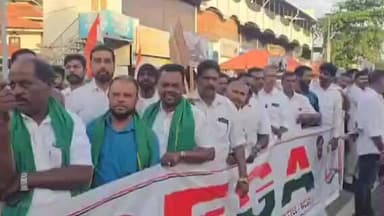 விளவங்கோடு: மகாத்மா காந்தி 100 நாள் தேசிய ஊரக வேலைவாய்ப்பு திட்ட பேரை மாத்தியதை கண்டித்து குழித்துறையில் காங்கிரஸ் கட்சி ஆர்ப்பாட்டம்.