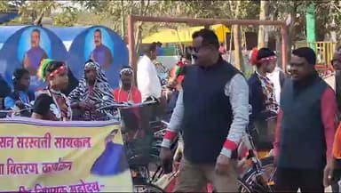 बड़ेराजपुर: बड़ेराजपुर में विधायक नीलकण्ठ टेकाम ने ग्राम पंचायतों के लिए पानी टैंकर और स्कूली छात्राओं को साइकिल का किया वितरण