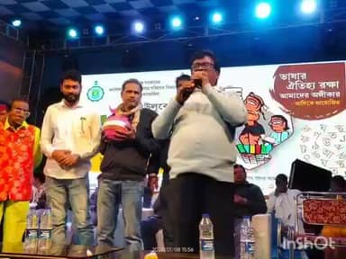 উলুবেড়িয়া ১: উলুবেরিয়া পৌরসভার পক্ষ থেকে বইমেলা ভাঙ্গনে দুর্গাপুজোর পূজা পরিক্রমা কার্নিভাল এবং মহরম এর পুরস্কার বিতরণ অনুষ্ঠান