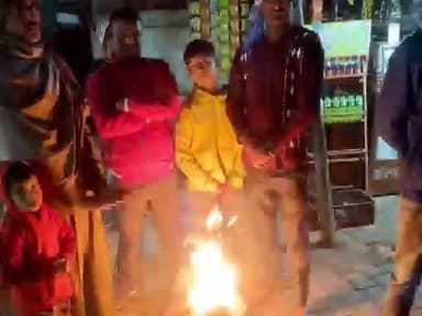 केरेडारी: केरेडारी में शीतलहर का कहर, अलाव बना सहारा, सड़कों पर पसरा सन्नाटा