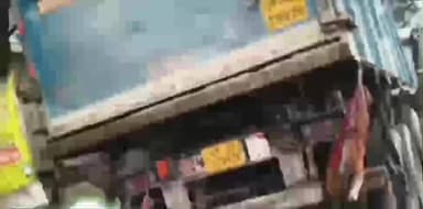 अमरिया: थाना जहानाबाद क्षेत्र में अलग-अलग जगहों पर कोहरे के कारण मकान में घुसा डंपर, हाईवे से तालाब में पलटा ट्रक