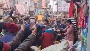 दातागंज: बदायूं की नगर पालिका परिषद और सिटी मजिस्ट्रेट के नेतृत्व में चलाया गया अतिक्रमण हटाओ अभियान, दुकानदारों में मचा हड़कंप