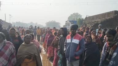 খয়রাশোল: কয়লা খনির ব্লাস্টিংয়ে আতঙ্ক, ভাদুলিয়ায় রাস্তা অবরোধে ফুঁসছে মহিলারা, ক্ষতিপূরণের দাবি