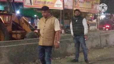 अमरवाड़ा: अमरवाड़ा में बिना मापदंड के बन रहे डिवाइडर को सीएमओ ने पार्षद की शिकायत पर जेसीबी से तुड़वाया