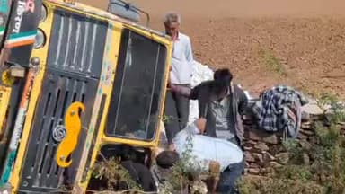 बावड़ी: आसोप मार्ग पर डंपर पलटा, बड़ा हादसा टल गया