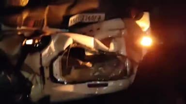 भदेसर: भदेसर क्षेत्र में होडा चौराहे के पास भीषण हादसा, अज्ञात वाहन की टक्कर से कार चकनाचूर, चालक बाल-बाल बचा