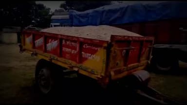 কাশীপুর: অবৈধভাবে বালি পাচারের অভিযোগে বালি ভর্তি ট্রাক্টর আটক জামকুড়ি এলাকা থেকে