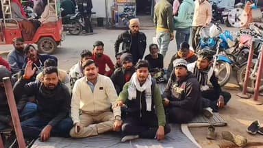 नागौद: नागौद नगर के वार्ड 13 में दूषित पानी की सप्लाई बंद करवाने के लिए युवक कांग्रेस कार्यकर्ताओं का धरना