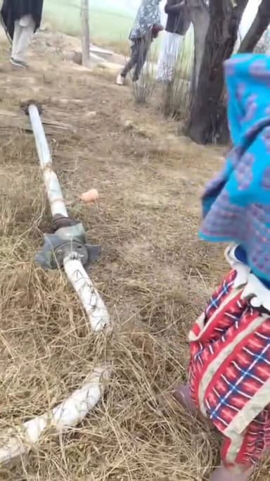 किसानों के खेतों से ट्यूबवेल तार चोरी करने वाली महिला को किसानों ने पकड़ा