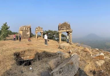 रोहतास जिले में वन विभाग ने शेरगढ़ ट्रेक एवं किला पर स्वच्छता बनाए रखने, वन्यजीव सुरक्षा और प्लास्टिक प्रदूषण रोकने के ल...