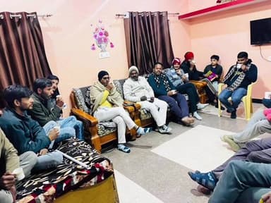 नरसिंहगढ़: गनियारी में हिंदू सम्मेलन की तैयारी, गांव में घर-घर जाकर दिए जा रहे पीले चावल