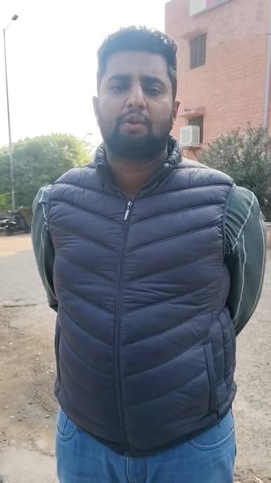 निबो का गांव सरपंच के पुत्र की गाड़ी को टक्कर