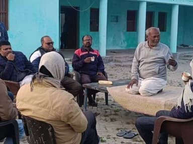 गोरौल: उत्क्रमित मध्य विद्यालय भटौलिया के शिक्षक और भूमिदाता से प्रखंड शिक्षा पदाधिकारी ने की मुलाकात