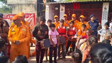 વિરમગામ: વિરમગામ તાલુકાના ગામોમાં NDRF દ્વારા વિદ્યાર્થીઓ અને ગ્રામજનોને અપાઈ જીવનરક્ષક તાલીમ