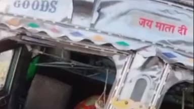 गोला: गोला में रामजानकी मार्ग पर ट्रक नहर में गिरा, चालक फरार