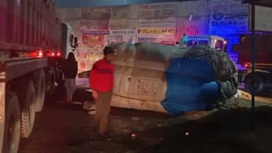 बांसगांव: गगहा चौराहे के पास भूसी लदी ट्राली पलटी, सर्विस रोड पर लगा जाम, हादसे में कोई हताहत नहीं