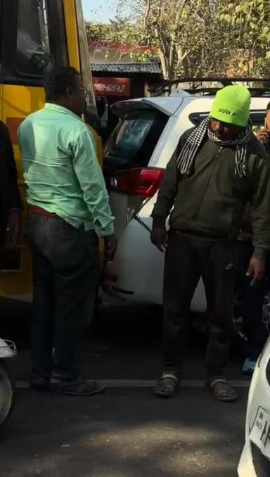 देहरा ।। ढलियारा बाजार में हादसा टेक्सी गाड़ी इंनोवा को पीछे से बस ने मारी टक्कर