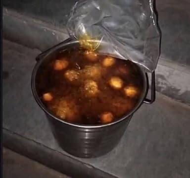 #शिक्षा_के_मंदिर_में_अंडा_करी..
भरतपुर। एक वीडियो सोशल मीडिया पर जमकर वायरल हो रहा है, जिसमें एक कॉलेज परिसर के अंदर "एग...