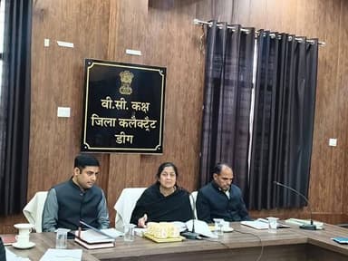#भरतपुर। संभागीय आयुक्त नलिनी कठोतिया ने गुरुवार को डीग में जिला स्तरीय अधिकारियों के साथ समीक्षा बैठक की, जिसमें फ्लैगश...