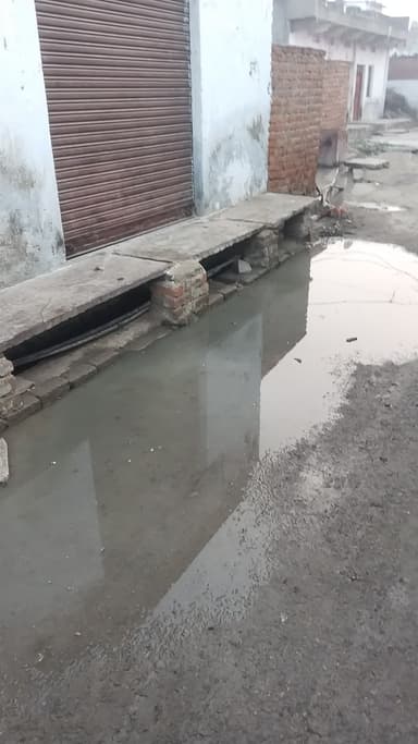 मंडल स्टेशन वार्ड नंबर 5 टोटल नाली का पानी घर के सामने भर जाता है कॉल करें इसके करें पंचायत वालों से हाथ जोड़कर अलविदा ह