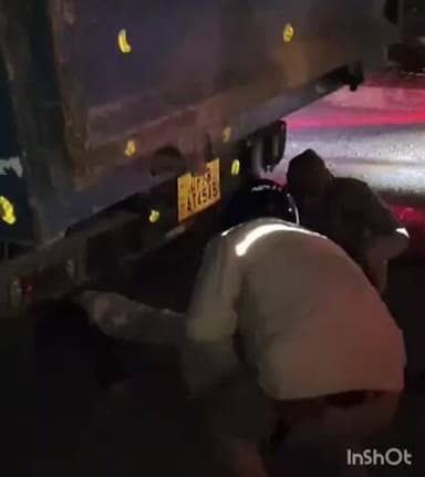 औरैया: कोतवाली क्षेत्र के इंडियन ऑयल तिराहे के समीप तेज रफ्तार डंपर के पीछे घसीटता मिला युवक, मौके पर हुई मौत, चालक फरार