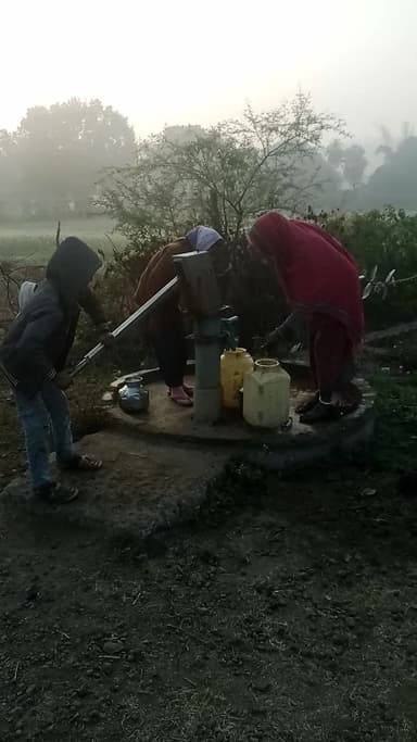 हमारे गांव भोपाली के हैंडपंप 8 दिन से बंद हे कई बार फोन लगा दिए पर कोई आ ही रहे
हमे दुर दुर कुएं से पानी लाना पढ रहा