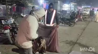 घोरावल: सोनभद्र में सड़क किनारे ठंड से कांप रहा मानसिक विक्षिप्त व्यक्ति, लोगों ने भगाने की कोशिश की, ट्रैफिक पुलिस बनी सहारा