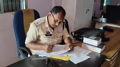 सिमगा: सिनोधा में अपने घर के पास शराब पीने के लिए सामान मुहैया कराते एक व्यक्ति को हथबंद पुलिस ने किया गिरफ्तार