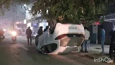 लखीमपुर: कचेहरी रोड पर तेज रफ्तार कार अनियंत्रित होकर बीच सड़क पर पलटी, सड़क हादसे में कार सवार 2 लोग घायल, मची अफरा-तफरी
